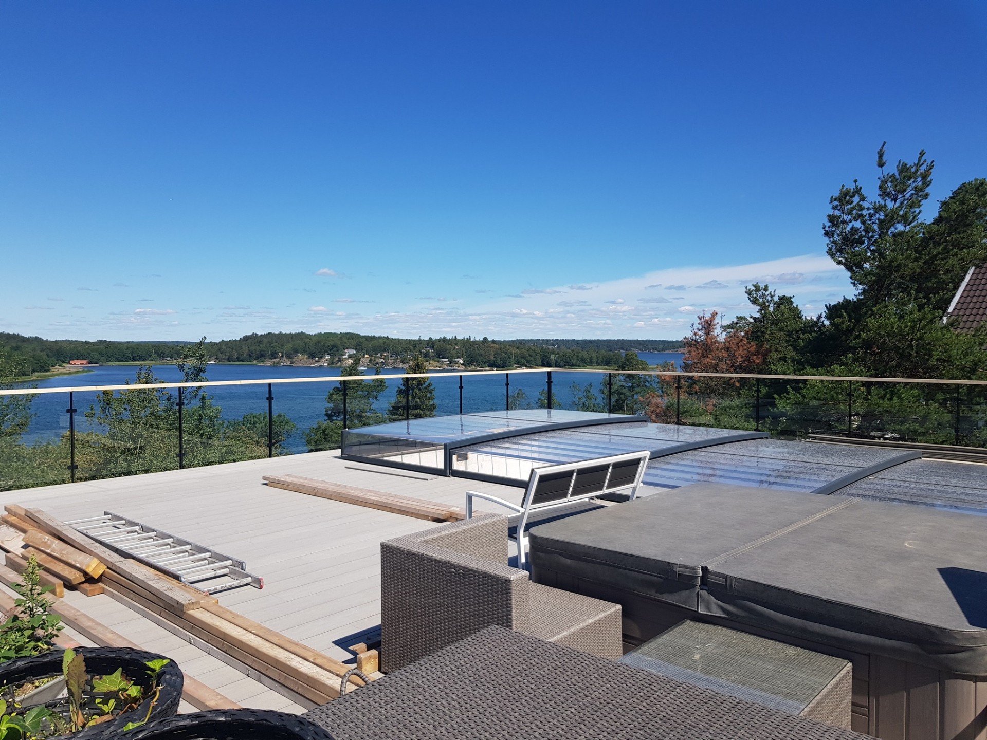 Glasräcke balkong med sjöutsikt